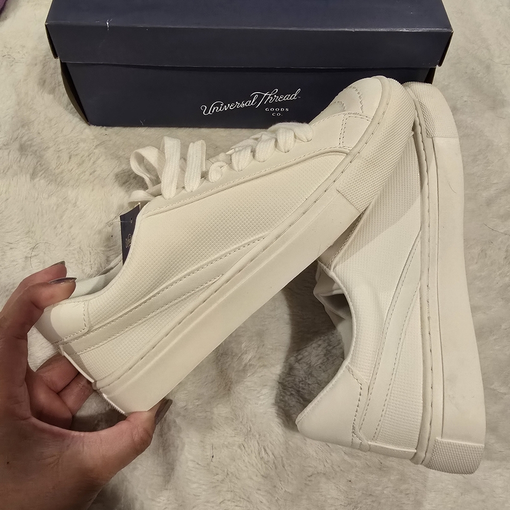 Universal Thread White Low-Top Sneakers - Picture 4 of 5